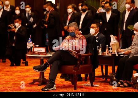 Phnom Penh, Kambodscha. 17th. Februar 2022. Der malaysische Außenminister Saifuddin Abdullah nimmt am 17. Februar 2022 am ASEAN-Außenministertreffen (AMM Retreat) in Phnom Penh, Kambodscha, Teil. Das Treffen begann hier am Donnerstag in einem hybriden Format, um Themen wie die COVID-19-Pandemie, die inklusive wirtschaftliche Erholung und die Beziehungen zu den Dialogpartnern zu diskutieren. Quelle: Sovannara/Xinhua/Alamy Live News Stockfoto