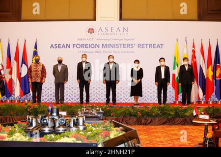 Phnom Penh, Kambodscha. 17th. Februar 2022. Die ASEAN-Außenminister posieren für ein Gruppenfoto während des ASEAN-Außenministers-Treffens (AMM Retreat) in Phnom Penh, Kambodscha, am 17. Februar 2022. Das Treffen begann hier am Donnerstag in einem hybriden Format, um Themen wie die COVID-19-Pandemie, die inklusive wirtschaftliche Erholung und die Beziehungen zu den Dialogpartnern zu diskutieren. Quelle: Sovannara/Xinhua/Alamy Live News Stockfoto