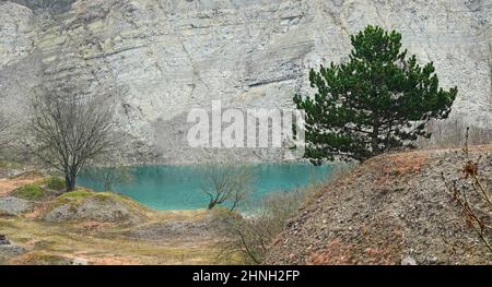 Türkisfarbener Lindensee im Naturschutzgebiet Waldhügel. Auch die blaue Lagune genannt. In der Vergangenheit wurde hier Kalk ausgegraben. Ort: Rheine, Deutschland Stockfoto
