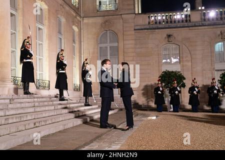 Paris, Frankreich. 10th. November 2021. Vizepräsident Kamala Harris und zweiter Gentleman Douglas Emhoff nehmen an einer Kranzniederlegung Teil und treffen sich am Mittwoch, dem 10. November 2021, auf dem Suresnes American Cemetery in Paris mit Männern des US-Militärdienstes und ihren Ehegatten. (Foto von Lawrence Jackson) Quelle: White House/ZUMA Press Wire Service/ZUMAPRESS.com/Alamy Live News Stockfoto