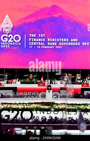 (220217) -- JAKARTA, 17. Februar 2022 (Xinhua) -- der indonesische Finanzminister Sri Mulyani Indrawati (L, Front) hält während der Eröffnungszeremonie der G20 Finanzminister und Zentralbankgouverneure (FMCBG) am 17. Februar 2022 in Jakarta, Indonesien, eine Rede. Indonesien werde die Verwendung von lokalen Währungsabrechnungen (LCS) im grenzüberschreitenden Handel und bei Investitionen fördern, um die Abhängigkeit vom US-Dollar zu verringern, sagte der Finanzminister des Landes, Sri Mulyani Indrawati, am Mittwoch. Indrawati sagte, dass sie die Frage über das LCS-System während der G20 Finanzminister und der Zentralbank ansprechen wird Stockfoto