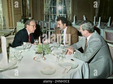 Bukarest, Rumänien, 1990. Der australisch-amerikanische Wirtschaftsmagnat Rupert Murdoch (links) mit dem rumänischen Geschäftsmann und ehemaligen Profi-Tennisspieler Ion Tiriac und dem Armeegeneral Victor Atanasie Stănculescu. Stockfoto