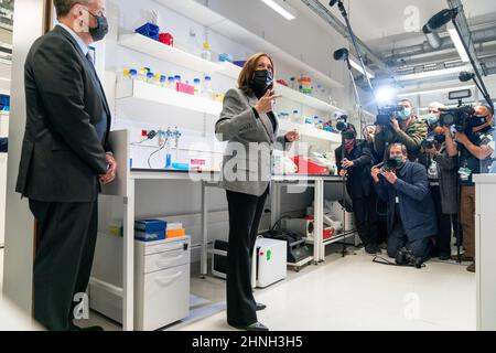 Paris, Frankreich. 9th. November 2021. Vizepräsident Kamala Harris und zweiter Gentleman Douglas Emhoff besuchen das Institut Pasteur in Paris, Frankreich, Dienstag, 9. November 2021. (Foto von Lawrence Jackson) Quelle: White House/ZUMA Press Wire Service/ZUMAPRESS.com/Alamy Live News Stockfoto