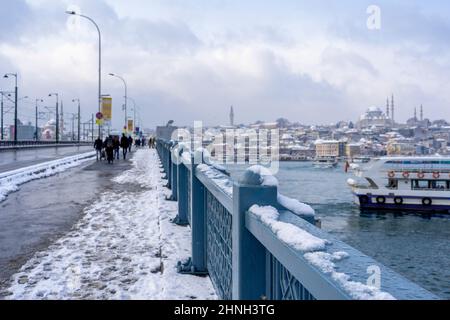 Galata-Brücke an einem Wintertag mit Schnee bedeckt in Istanbul, Türkei. Stockfoto