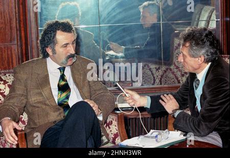 Der rumänische Geschäftsmann und ehemalige Profi-Tennisspieler Ion Tiriac wurde 1990 vom Journalisten Alexandru stark interviewt Stockfoto