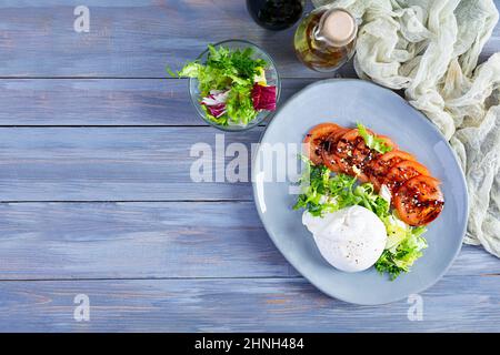 Frischer Salat mit Burrata, Salat und Tomaten. Köstlicher italienischer Käse aus Mozzarella und Rahm Stockfoto