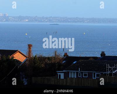 Minster on Sea, Kent, Großbritannien. 17th. Februar 2022. UK Wetter: sonnenaufgang in Minster on Sea, Kent. Masten der SS Richard Montgomery, mit Southend auf dem versunkenen Mulberry Harbour auf dem Meer, der darüber zu sehen ist. Kredit: James Bell/Alamy Live Nachrichten Stockfoto