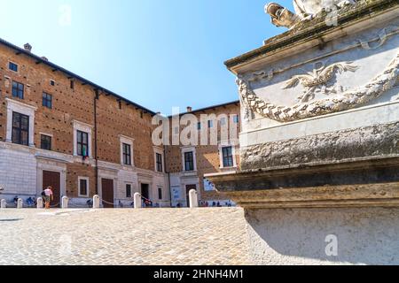 Piazza Duca Dederico, Blick auf den Dogenpalast, Urbino, Marken, Italien, Europa Stockfoto