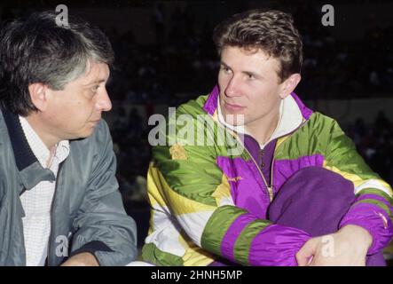 Los Angeles, CA, USA, ca. 1992. Der rumänische Sportjournalist Vladimir Moraru mit dem ukrainischen Polspringer Sergey Bubka. Stockfoto