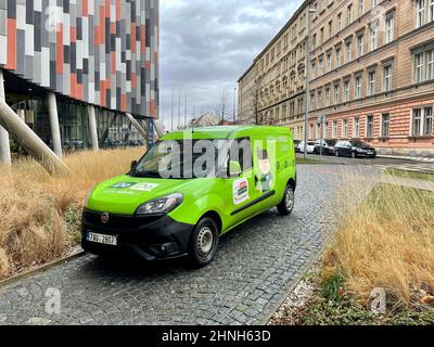 Prag, Tschechische Republik - Februar 16 2022: Grüner Lieferwagen der Transportfirma Dodo parkte in Prag in Karlin. Stockfoto