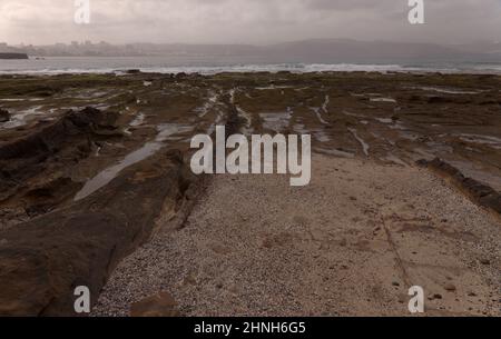 Gran Canaria, Strukturen der Felsen am Strand El Confital am Rande von Las Palmas de Gran Canaria Stockfoto