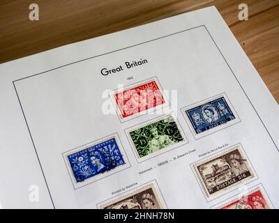 Foto einer Seite aus einem britischen Briefmarkenalbum, das einen Satz von 1953 Krönungsmarken mit Queen Elizabeth II zeigt Stockfoto