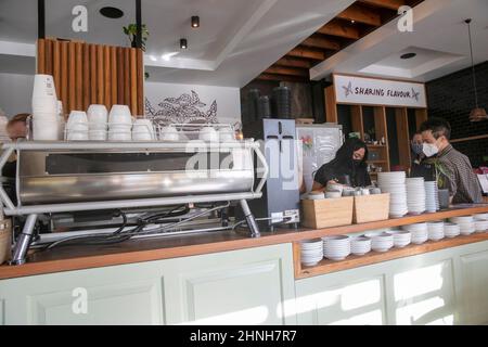 Mitarbeiter in einem Café und Café in Canberra, die Gesichtsmasken tragen, weil sie im Februar 2022, ACT, Australien, eine Pandemie des Coronavirus 19 verursacht haben Stockfoto