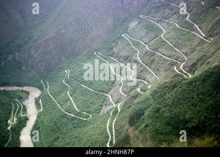 Zick-Zag-Serpentinenstraße, bergauf vom Flusstal nach Machu Picchu, Peru, Südamerika, c 1962. Urubamba River oder Vilcamayo River, stromaufwärts der Vilcanota River genannt. Stockfoto