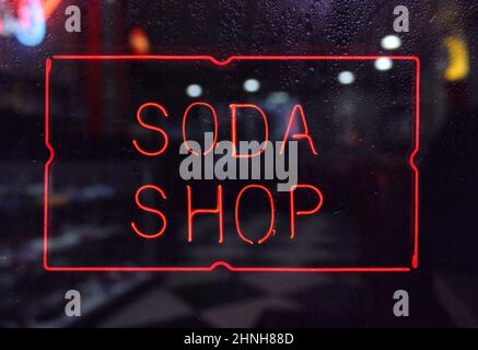 Vintage Neon Soda Shop Zeichen in regnerischem Fenster Stockfoto