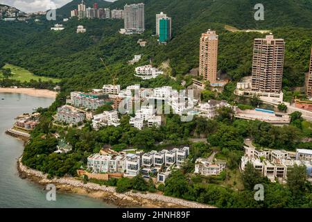 Hubschrauberflug über die Deep Water Bay und die Hochhäuser an der Repulse Bay Road, Hong Kong Island, 2008 Stockfoto