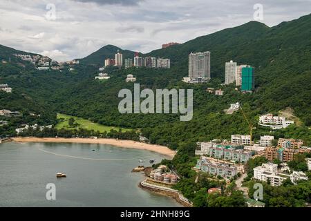 Hubschrauberflug über die Deep Water Bay und die Hochhäuser an der Repulse Bay Road, Hong Kong Island, 2008 Stockfoto