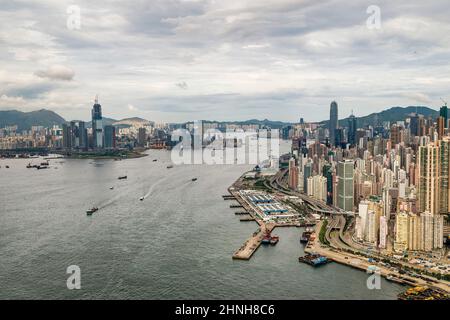 Luftaufnahme der Hochhausentwicklung von Kennedy Town, Shek Tong Tsui und Central auf Hong Kong Island und Kowloon über Victoria Harbour, 2008 Stockfoto