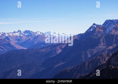 Blick auf die majestätische Bergkette, scharfe Gipfel erheben sich gegen den blauen Himmel. Rose Peak , Sotschi, Russland Stockfoto