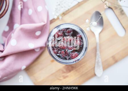 Richtige Ernährung. Gesundes fermentiertes Honigprodukt mit Cranberry. Lebensmittelkonservierungsmittel zu Hause, gemütliche, rustikale flache Laie. Köstliches Rezepturkonzept. Anti-vir Stockfoto