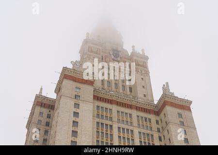 Die Lomonosov Moskauer Staatliche Universität im Winter. Bildung in Russland, stalinistische Architektur, Konzept im Stil des sowjetischen Imperium. Hochwertige Fotos Stockfoto