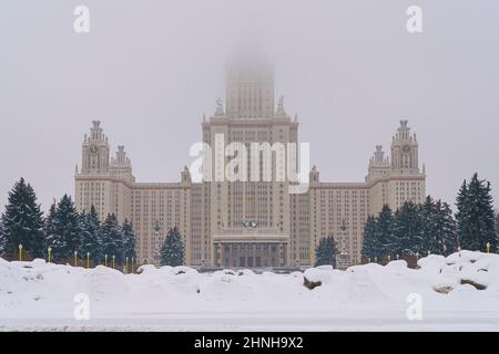 Die Lomonosov Moskauer Staatliche Universität im Winter. Bildung in Russland, stalinistische Architektur, Konzept im Stil des sowjetischen Imperium. Hochwertige Fotos Stockfoto