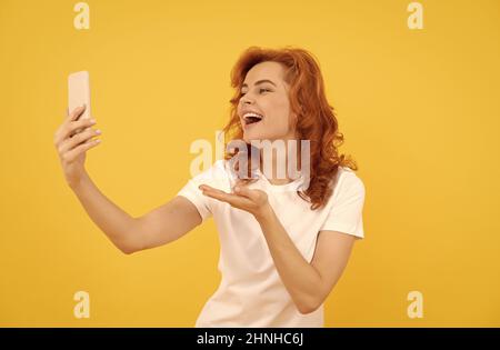 Immer lächeln. Konzept des Vlogging. Frau geben Hand küssen Smartphone. Visuelle Kommunikation. Stockfoto