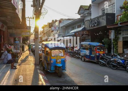 Dechanuchit Alley bei Sonnenuntergang in Hua hin. Dies ist ein altes Fischerdorf, das zu einem der beliebtesten Reiseziele in Thailand wurde. Stockfoto