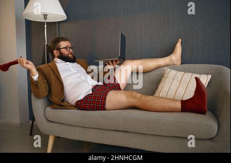 Freiberuflicher Mitarbeiter, der per Videoanruf-Chat kommuniziert Stockfoto