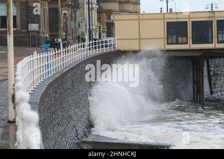 Aberystwyth Wales Vereinigtes Königreich Wetter 17th Februar 2022 . Stürmisch an der Westküste von Wales am Tag nach dem Sturm DUDLEY, wo Aberystwyth sich für die bevorstehende Ankunft des benannten Sturms EUNICE, der voraussichtlich Schäden an Gebäuden und Eigentum an der Strandpromenade verursachen wird, wagt, Quelle: mike davies / Alamy Live News Stockfoto