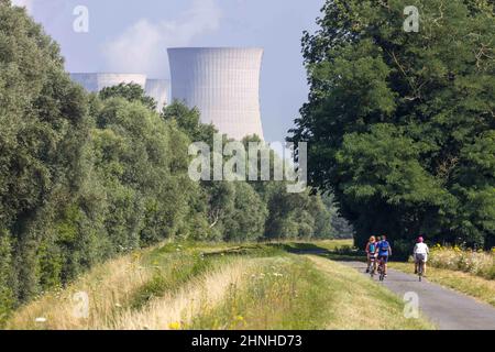 Foto vom 20. Juli 2021 - Frankreich, Frankreich, Loiret, Loire-Tal, das von der UNESCO zum Weltkulturerbe erklärt wurde, Loire mit dem Fahrrad und das Kernkraftwerk im Hintergrund, Dampierre-en-Burly, Foto von Pascal Avenet/ABACAPRESS.COM Stockfoto