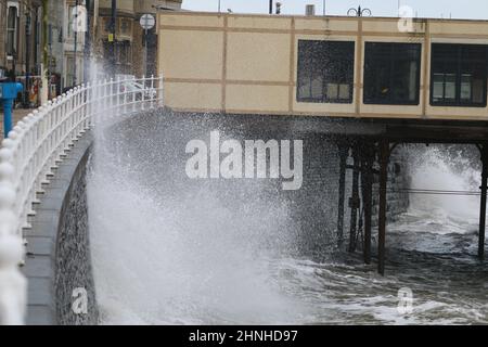 Aberystwyth Wales Vereinigtes Königreich Wetter 17th Februar 2022 . Stürmisch an der Westküste von Wales am Tag nach dem Sturm DUDLEY, wo Aberystwyth sich für die bevorstehende Ankunft des benannten Sturms EUNICE, der voraussichtlich Schäden an Gebäuden und Eigentum an der Strandpromenade verursachen wird, wagt, Quelle: mike davies / Alamy Live News Stockfoto