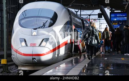 Erfurt, Deutschland. 17th. Februar 2022. Im Erfurter Hauptbahnhof steht ein ICE. In Sachsen, Sachsen-Anhalt und Thüringen gab es aufgrund des Sturms Einschränkungen im Zugverkehr. Fernzüge aus dem Süden endeten in Erfurt und Halle, sagte eine Sprecherin der Deutschen Bahn. Ziele weiter nördlich müssten daher mit anderen Mitteln bedient werden. Quelle: Martin Schutt/dpa-Zentralbild/dpa/Alamy Live News Stockfoto