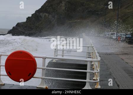 Aberystwyth Wales Vereinigtes Königreich Wetter 17th Februar 2022 . Stürmisch an der Westküste von Wales am Tag nach dem Sturm DUDLEY, wo Aberystwyth sich für die bevorstehende Ankunft des benannten Sturms EUNICE, der voraussichtlich Schäden an Gebäuden und Eigentum an der Strandpromenade verursachen wird, wagt, Quelle: mike davies / Alamy Live News Stockfoto