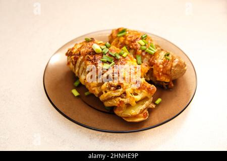 Heiße gebackene Kartoffel mit Schnittlauch, grünen Zwiebeln und saurer Rahm Stockfoto