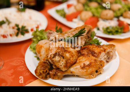 Teller mit gebratenem Hähnchen auf Feiertagstisch Stockfoto