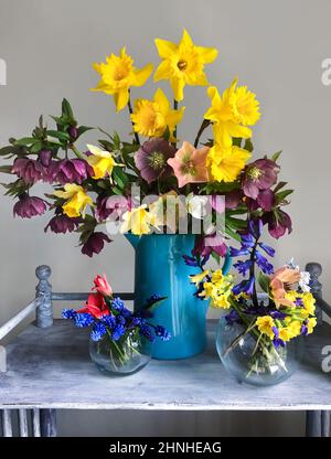 Die Kunst der Blumenarrangements. Romantisches Bouquet im Retro-Stil mit Blumen Narzissen, Hellebore, Hyazinthen, Primeln, Muscari und Tulpen auf einem Jahrgang Stockfoto