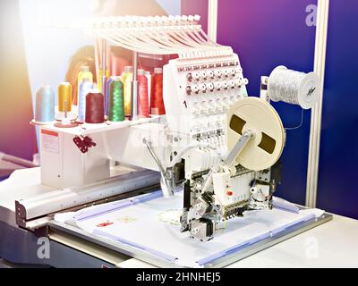 Stickerei industrielle Maschine in der Nähwerkstatt Stockfoto