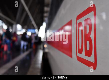 Erfurt, Deutschland. 17th. Februar 2022. Im Erfurter Hauptbahnhof steht ein ICE. In Sachsen, Sachsen-Anhalt und Thüringen gab es aufgrund des Sturms Einschränkungen im Zugverkehr. Fernzüge aus dem Süden endeten in Erfurt und Halle, sagte eine Sprecherin der Deutschen Bahn. Ziele weiter nördlich müssten daher mit anderen Mitteln bedient werden. Quelle: Martin Schutt/dpa-Zentralbild/dpa/Alamy Live News Stockfoto