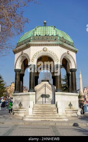 Vorderansicht des Deutschen Brunnens an einem sonnigen Tag. Der deutsche Brunnen ist im neo-byzantinischen Stil gehalten und innen mit einem Goldmosaik verziert, das er in ISTA errichtet wurde Stockfoto