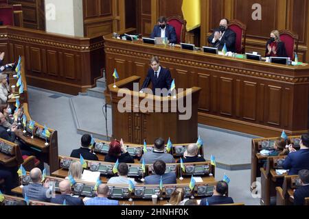 KIEW, UKRAINE - 17. FEBRUAR 2022 - der Vorsitzende des Verteidigungsausschusses des Unterhauses des Vereinigten Königreichs, Tobias Ellwood, gibt einen Bericht ab Stockfoto