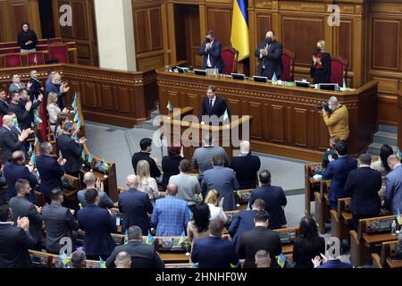 KIEW, UKRAINE - 17. FEBRUAR 2022 - der Vorsitzende des Verteidigungsausschusses des Unterhauses des Vereinigten Königreichs, Tobias Ellwood, gibt einen Bericht ab Stockfoto