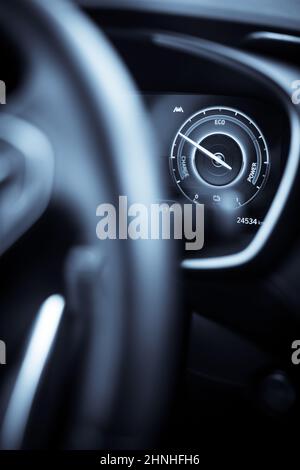 Nahaufnahme eines digitalen Armaturenbretts eines neuen Autos, das Leistung und Ladung zeigt. Stockfoto