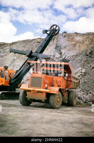 Bergbau bei Cerro de Pasco, Peru, Südamerika, c 1962 KW DART LKW-Muldenkipper, der in der Tagebaumine Mc Cune verladen wird Stockfoto