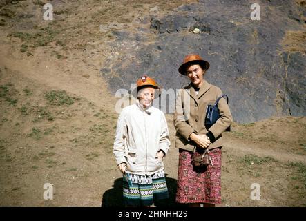 Bergbau auf Cerro de Pasco, Peru, Südamerika, c 1962 zwei weibliche Touristen tragen Harthüte auf Tour Stockfoto