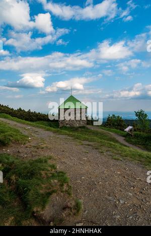 Steinhütte auf Jeleni studanka in Jeseniky-Bergen in Tschechien, abends mit blauem Himmel und Wolken Stockfoto