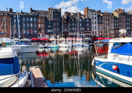 ONFLEUR, FRANKREICH - 1. SEPTEMBER 2019: Hier sehen Sie die alten historischen Häuser entlang des Kais Saint-Catherine. Stockfoto