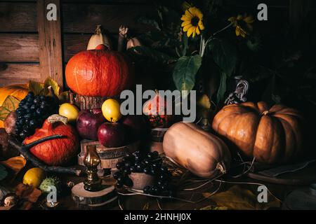 Herbstprägekonzept. Verschiedene Gemüse und Obst in herbstlicher Stimmung. Stockfoto