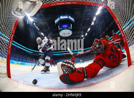 (220217) -- PEKING, 17. Februar 2022 (Xinhua) -- Torhüterin Ann-Renee Desbiens (vorne) aus Kanada verfehlt während des Eishockey-Goldmedaillenspiels der Frauen zwischen Kanada und den Vereinigten Staaten im Wukesong Sports Center in Peking, der Hauptstadt Chinas, am 17. Februar 2022 ein Tor. Jonathan Ernst/Reuters/Pool via Xinhua Stockfoto