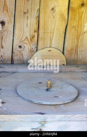 Altes Nebengebäude mit Holzdeckel Stockfoto